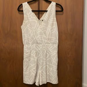 A/X Armani exchange romper shorts. Size 4 light silver  and white